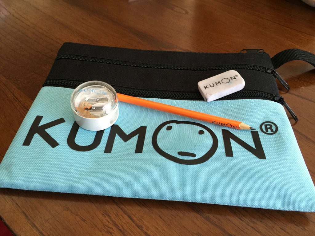 Let's see who can guess where your wandering Kumon bag is! ✈️🚎🚊🏝🏔⛺️  Take a photo 📷 of your Kumon bag near some representative monument ⛩.  Publish the... | By KumonFacebook